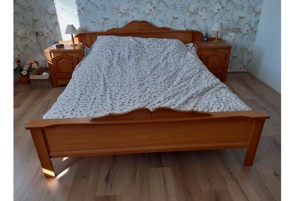 Gratis afhalen: Twee persoons eiken houten bed met nachtkastjes - bed