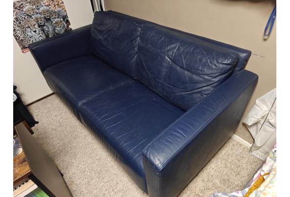 Donkerblauwe lederen bank - IMG-20260122-WA0002