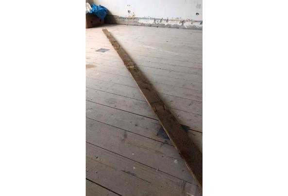 16 houten planken van bijna 5m lang 8cm breed en 18mm dik - 220817-Vondellaan---Houten-planken-2