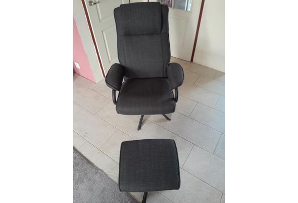 Zo goed als nieuw Donkergrijze Bureaustoel met krukje - 20251120_123214