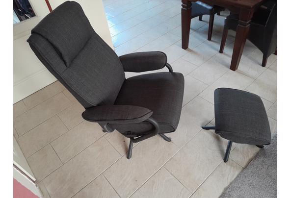 Zo goed als nieuw Donkergrijze Bureaustoel met krukje - 20251120_123253