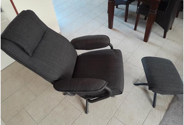 Zo goed als nieuw Donkergrijze Bureaustoel met krukje - 20251120_123327