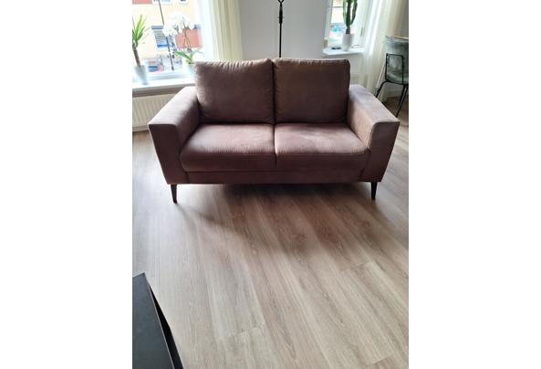 2 2persoonsbanken, hocker bruin. dienblad, tafel zwart - bank