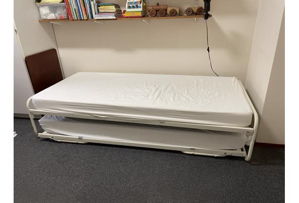 Twee bedden met twee matrassen (inschuifbaar) - bed
