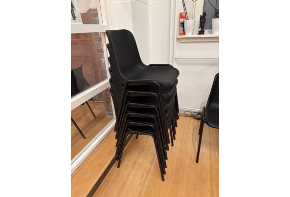 10x stapelbare zwarte kantinestoelen met PVC kuip.  - IMG_8768-2