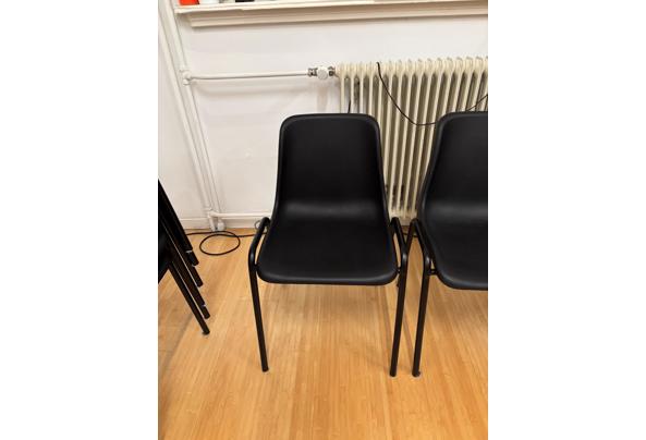 10x stapelbare zwarte kantinestoelen met PVC kuip.  - IMG_8769-2