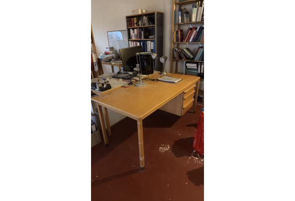 3 houten bureau's in goede staat - IMG_8418