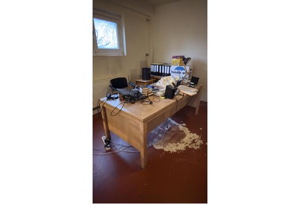 3 houten bureau's in goede staat - IMG_8419