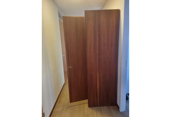 Hoge houten kast - 1-2