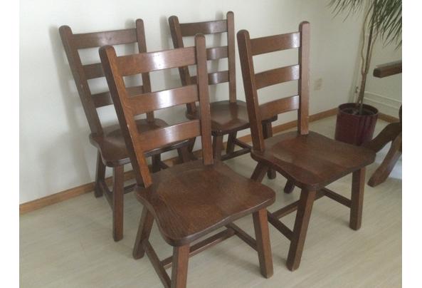 Mooie degelijke ronde tafel met 4 stoelen - 20B9C202-6E6E-4CE9-AF51-07EC2DCD4565