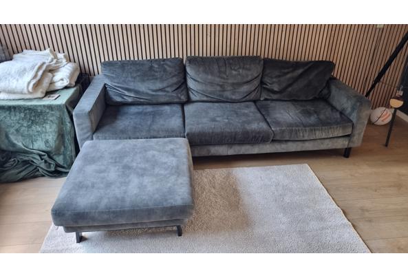 Groene fluwelen driezitsbank met hocker - 20261004_171437