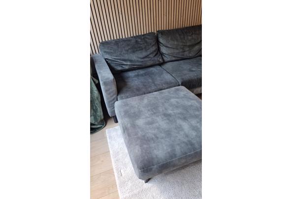 Groene fluwelen driezitsbank met hocker - 20261004_171444