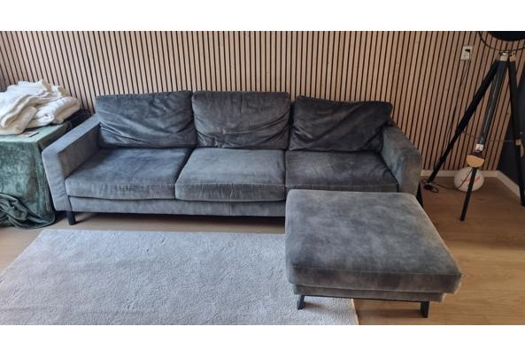 Groene fluwelen driezitsbank met hocker - 20261004_171612