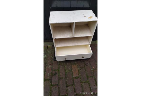 Hnadig klein, wit houten kastje.  Hoog 60 cm, diep 28 cm, breed 52 cm - 1707988859119