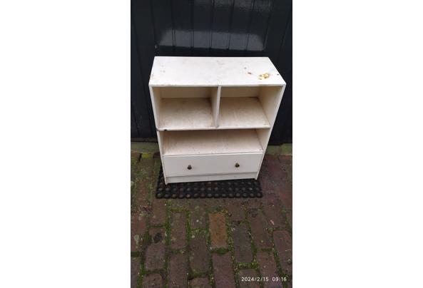 Hnadig klein, wit houten kastje.  Hoog 60 cm, diep 28 cm, breed 52 cm - 1707988859160