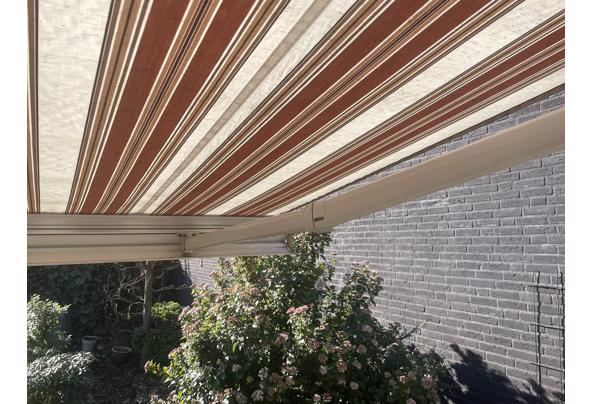 Elektrisch knikarm zonnescherm - IMG_1531