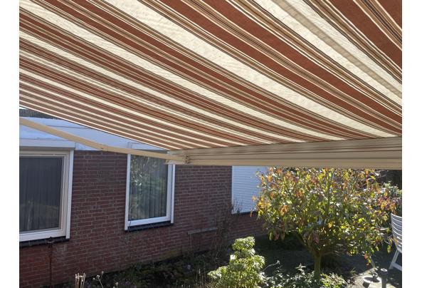 Elektrisch knikarm zonnescherm - IMG_1532