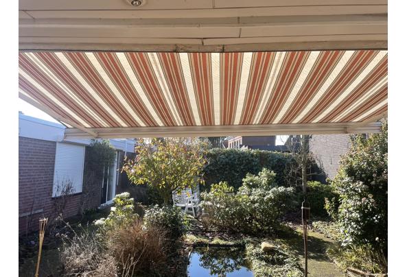 Elektrisch knikarm zonnescherm - IMG_1534