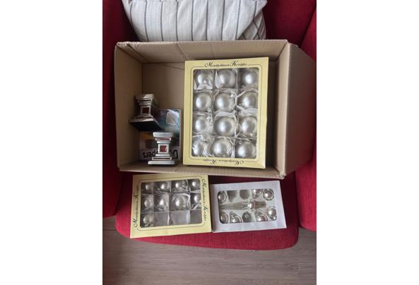 Kerstballen. En 2 kaarsen standaards.  - image