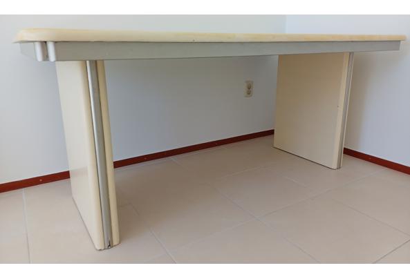 Een stevige mdf tafel. De poten kunnen worden afgeschroefd. - 20260702_160324