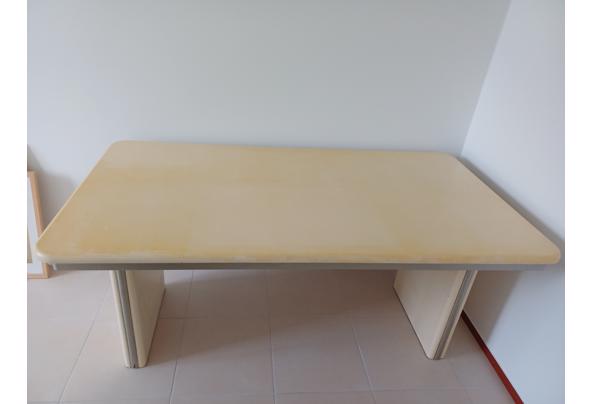 Een stevige mdf tafel. De poten kunnen worden afgeschroefd. - 20260706_120015