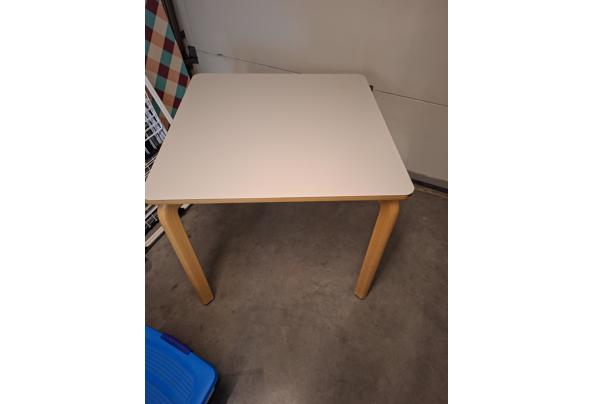 Tafel met wit formicablad en beuken poten - 17875741717535586146629223847135