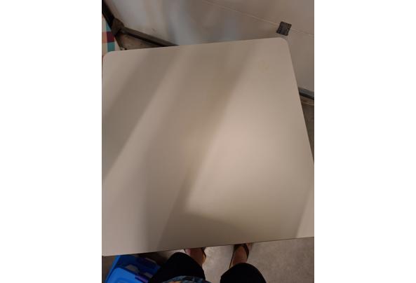 Tafel met wit formicablad en beuken poten - 17875741870883109184628355818546