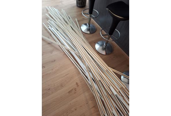 ongeveer 90 mdf latjes, wit, 240 cm lang - 20260314_135936