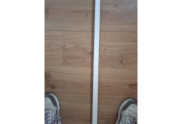 ongeveer 90 mdf latjes, wit, 240 cm lang - 20260314_135955