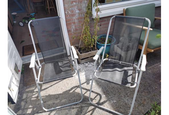 Twee stoelen grijs met zwarte zitting - 1746258904762623821867174866490
