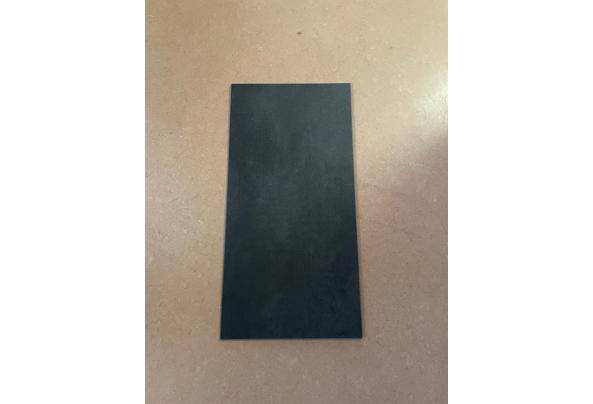 Antracietkleurige klik-PVC tegels - voorkant