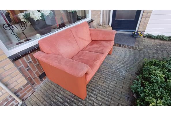 Oranje 2-zitsbank (zit ruim, en toch compact) - 20260303_175032