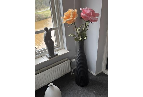 Mooie vaas met grote kunstrozen - IMG_4693