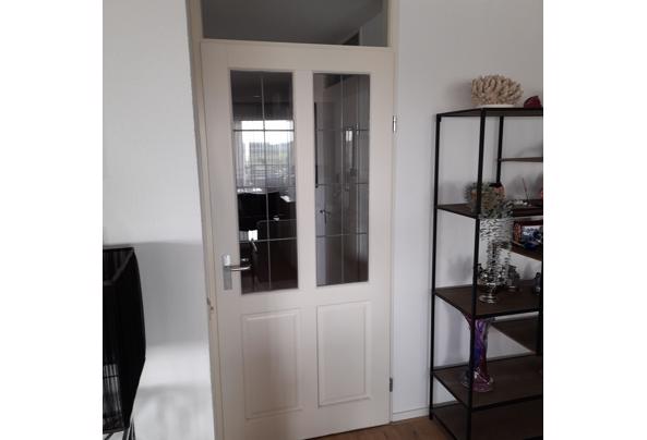 Gratis opdekdeur wit hout met glas en lood - 20260509_173745