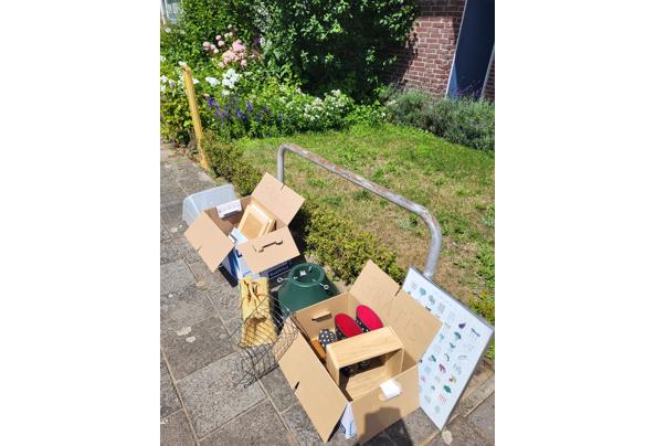 Gratis nu op straat: lijsten, decoratie, regenlaarzen - 20260624_120822