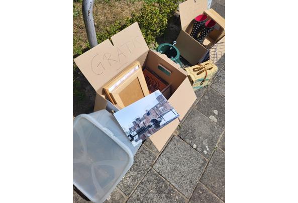 Gratis nu op straat: lijsten, decoratie, regenlaarzen - 20260624_120841