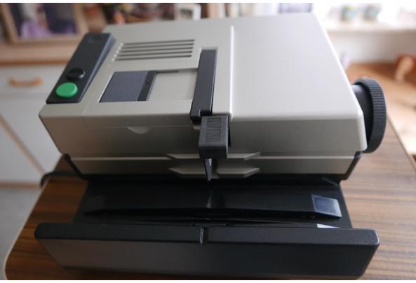 Diaprojector, tafel en projectiescherm - P1000910