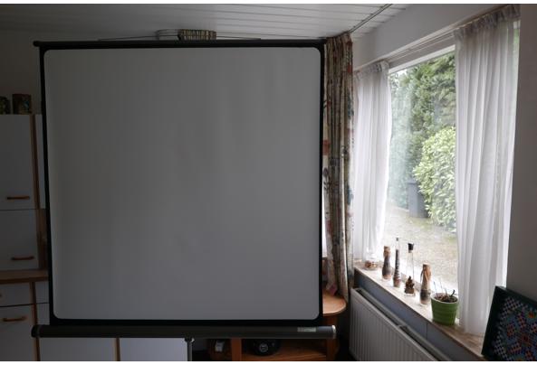 Diaprojector, tafel en projectiescherm - P1000912