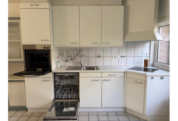Witte basic keuken met o.a. vaatwasser, kookplaat en oven - 930763df-06ae-4078-bcb8-ee3d7a7568ef