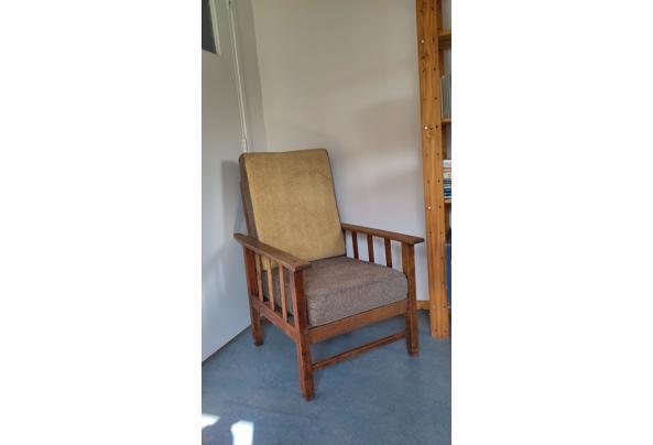 oude houten rookstoel met kussens - IMG_20260414_102443