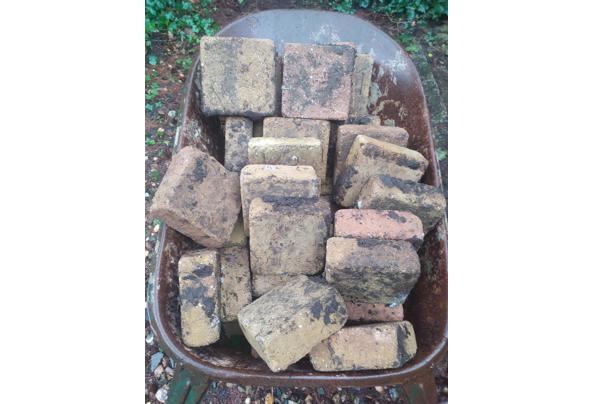 8,5 m2 stenen / tegels voor in de tuin (gratis) - IMG_20240223_094341