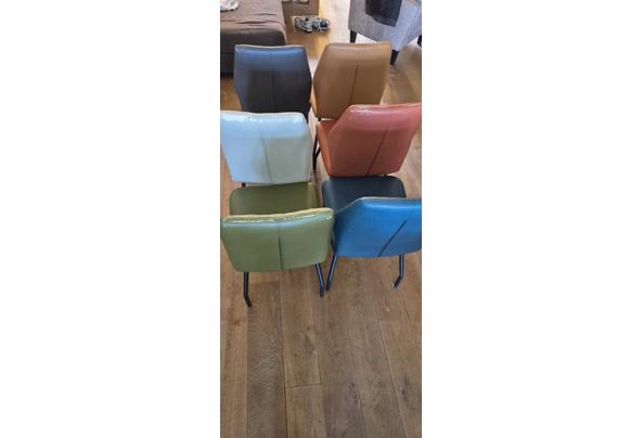 6 gekleurde stoelen - IMG-20250608-WA0001
