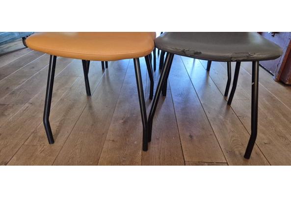 6 gekleurde stoelen - IMG-20250608-WA0002