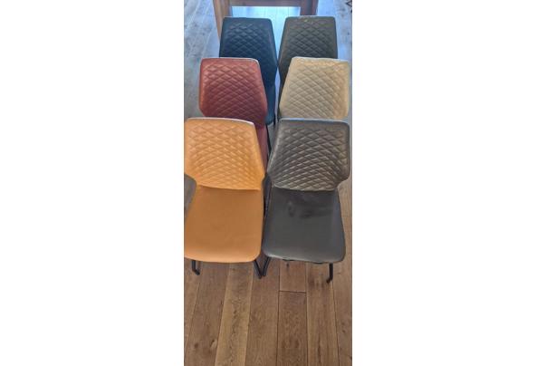 6 gekleurde stoelen - IMG-20250608-WA0003