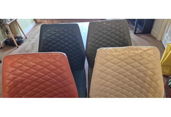 6 gekleurde stoelen - IMG-20250608-WA0004