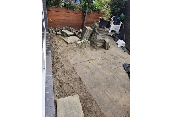 Gratis af te halen: 25m2 betonnen terrastegels wildverband - 20260730_182901 Gratis af te halen: 25m2 betonnen terrastegels wildverband - 20260730_182901