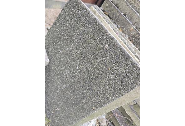 Gratis af te halen: 25m2 betonnen terrastegels wildverband - 20260730_183259 Gratis af te halen: 25m2 betonnen terrastegels wildverband - 20260730_183259