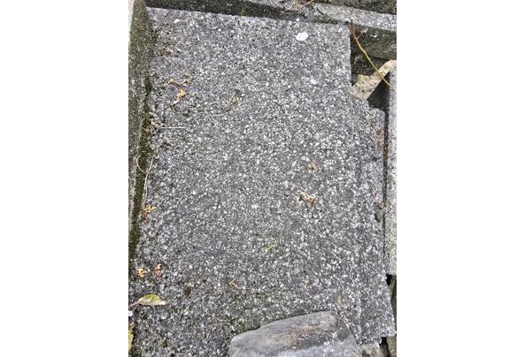 Gratis af te halen: 25m2 betonnen terrastegels wildverband - 20260730_183335 Gratis af te halen: 25m2 betonnen terrastegels wildverband - 20260730_183335