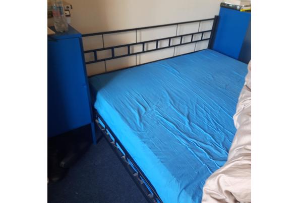 Zwart metalen bed frame 2.00 x 1.40 met goed matras - bed-1