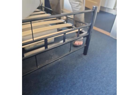 Zwart metalen bed frame 2.00 x 1.40 met goed matras - bed